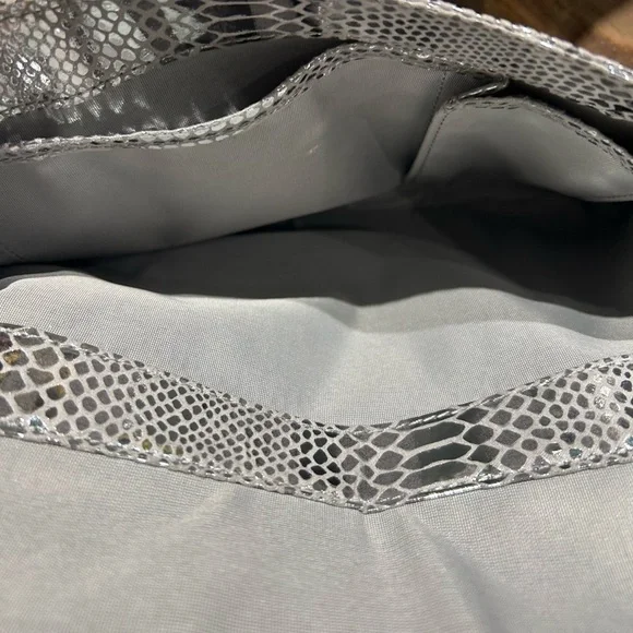 NWOT-Whitehouse Black Market Faux Snakeskin with removable chain - Picture 4 of 4